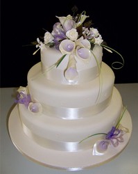 svatební dort zdobený květinami